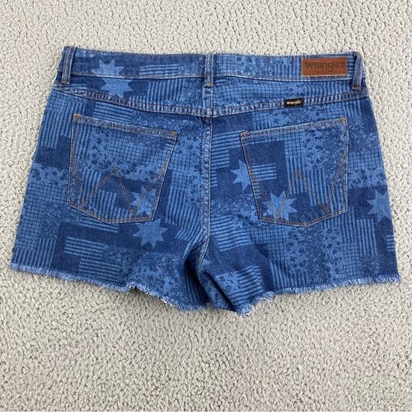 Wrangler Women's Mid-Rise Vintage Cutoff Quilted Star Shorts   |  Size:  12 - Picture 4 of 14